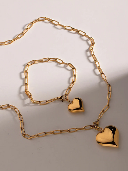 Babette – Collier Chaîne Paperclip avec Cœurs Dorés