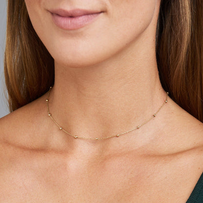 Collier à perles rondes avec incrustations