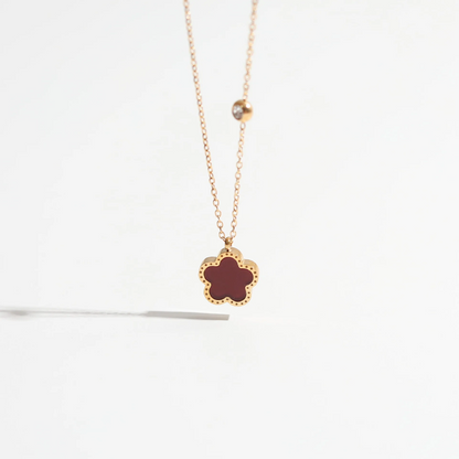 Collier à fleurs de trèfle à cinq feuilles