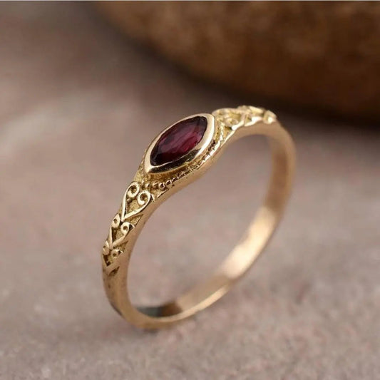 Aurora - Bague en Or Intemporelle avec Détail en Cristal Rouge