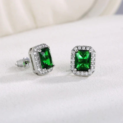 Elianne – Boucles Carrées Serties de Zircons Verts