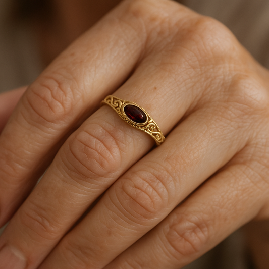 Klarisse – Bague Vintage Dorée avec Cristal Rouge
