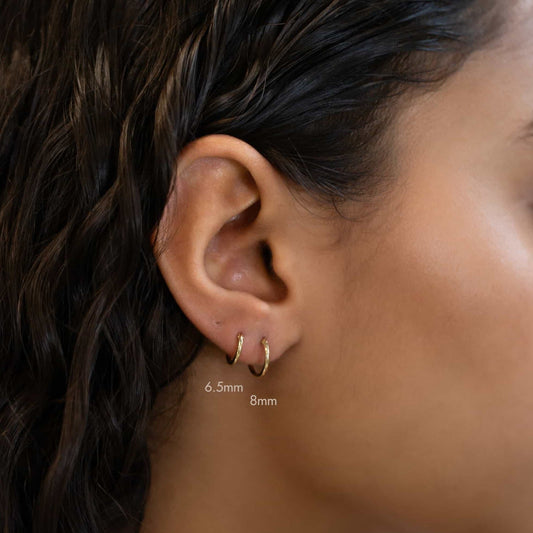 Les boucles d'oreilles Huggie Hoop classiques
