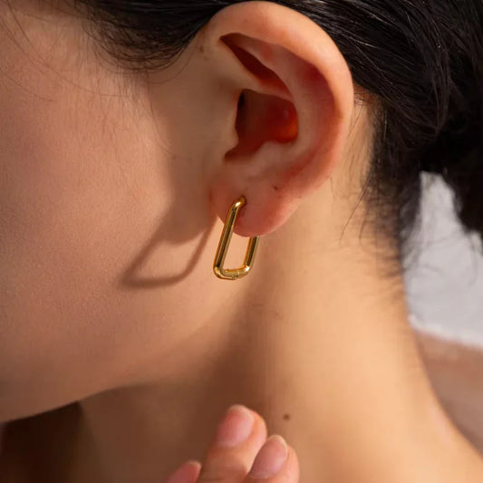 Kehlani – Boucles d’Oreilles Clip Carré Minimaliste