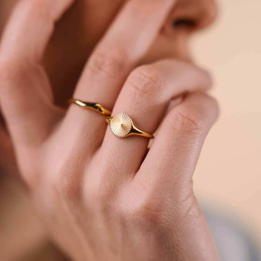 Amane – Bague Sceau Soleil Dorée 18K