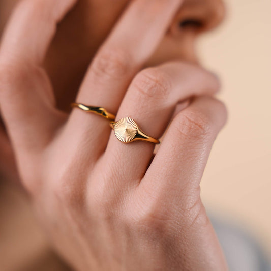 Amane – Bague Sceau Soleil Dorée 18K