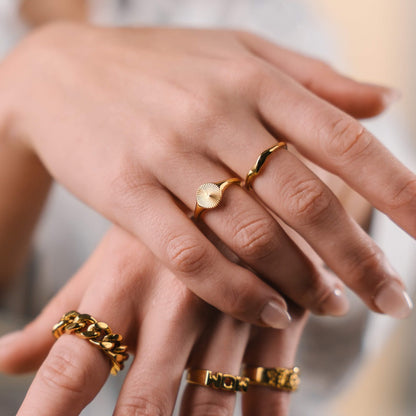 Amane – Bague Sceau Soleil Dorée 18K