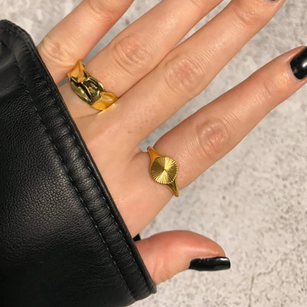 Yesha – Bague Ondulée Ronde en Acier Inoxydable