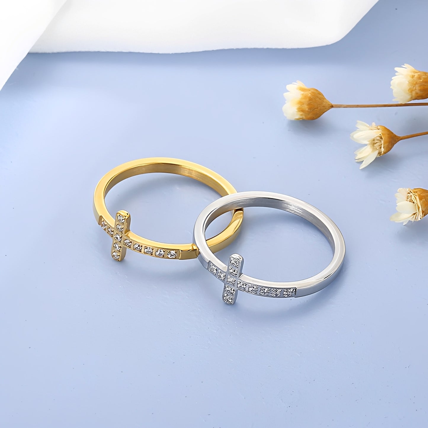 Juliette – Bague Croix Dorée à Pierres Lumineuses