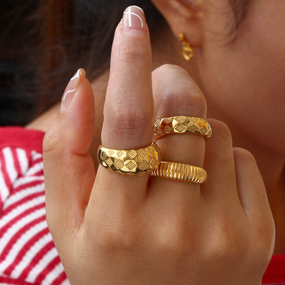 Alba – Bague Rétro Dorée à Motif Treillis