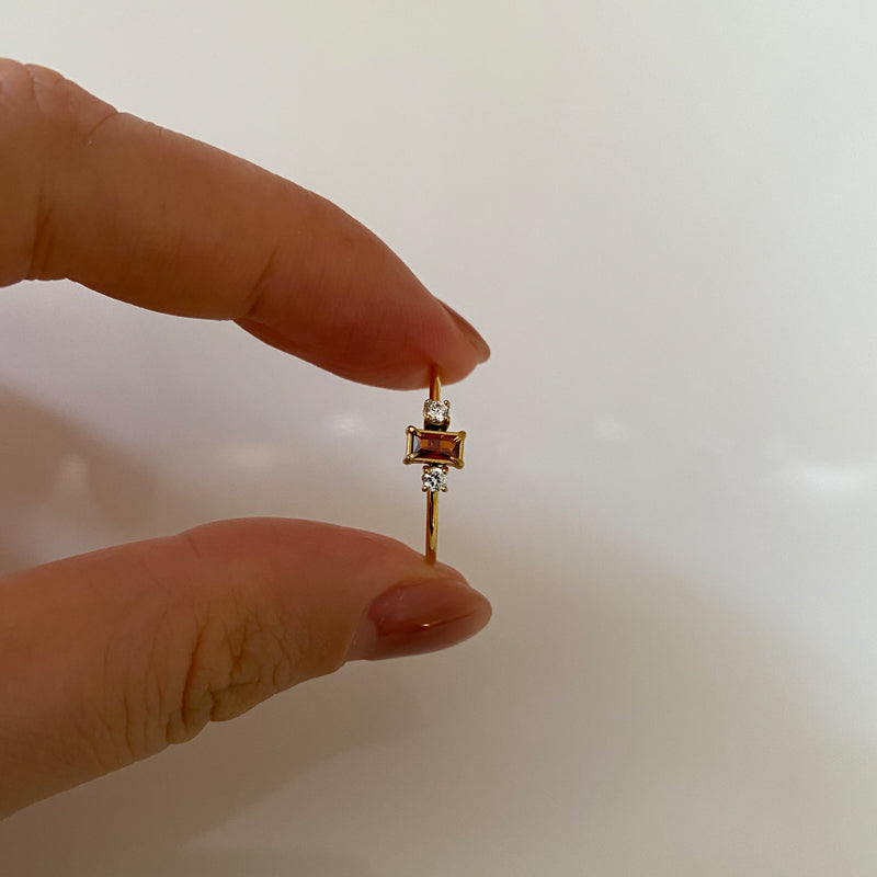 Lisa – Bague Dorée Délicate à Trois Pierres Rouges