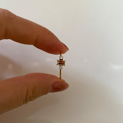 Lisa – Bague Dorée Délicate à Trois Pierres Rouges