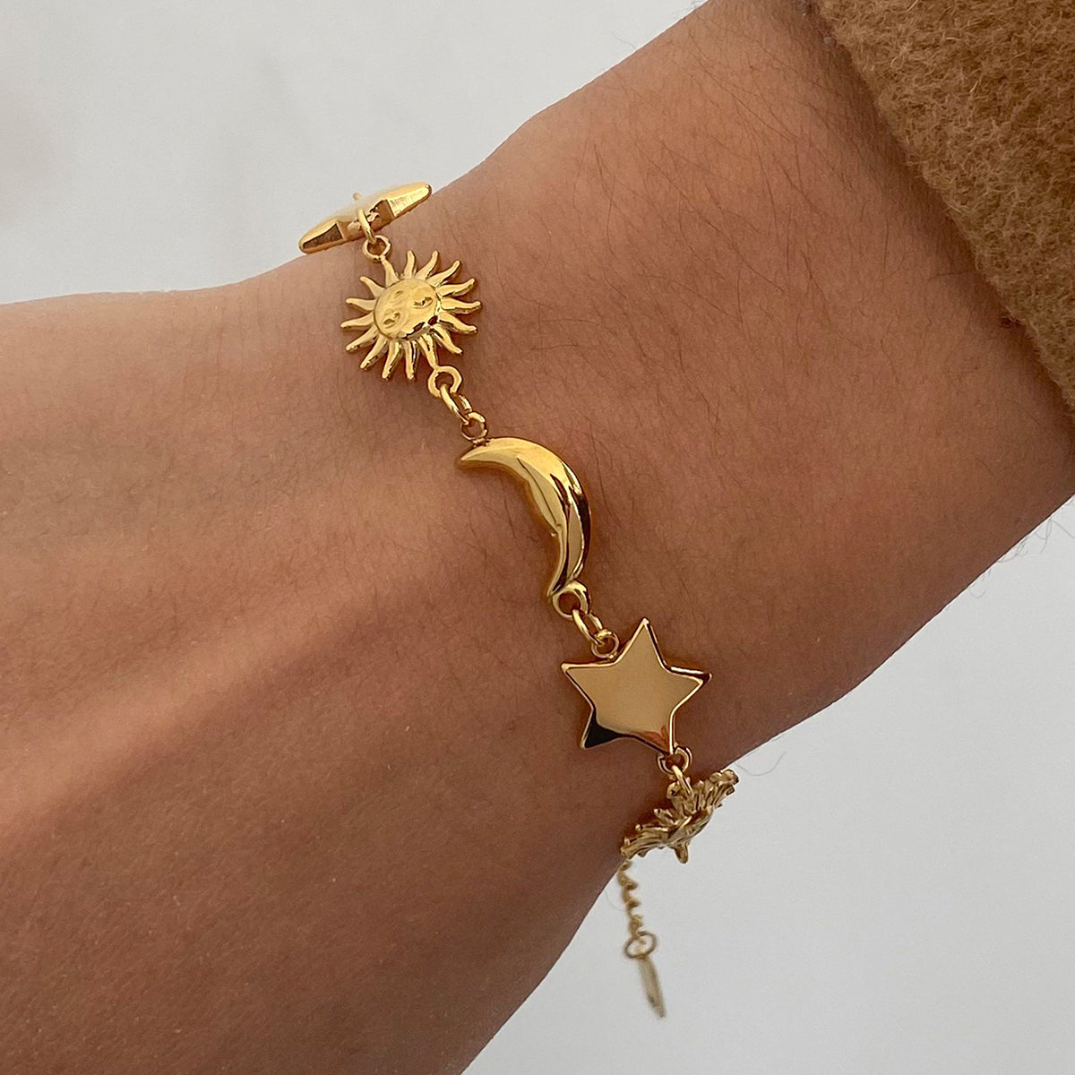Celina – Bracelet Pendentifs Étoile, Lune et Soleil Doré