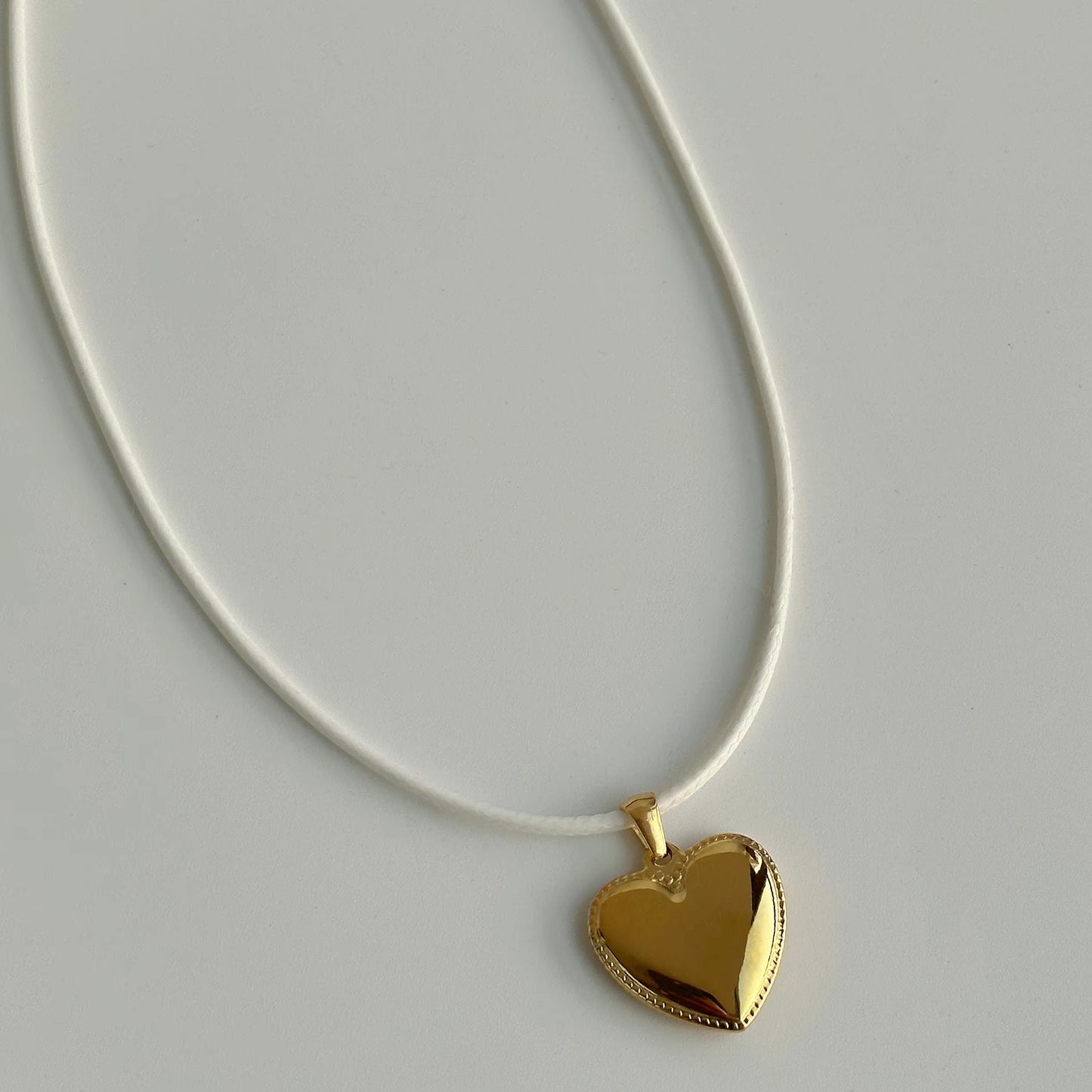 Kris – Collier en cuir avec pendentif Love embossé