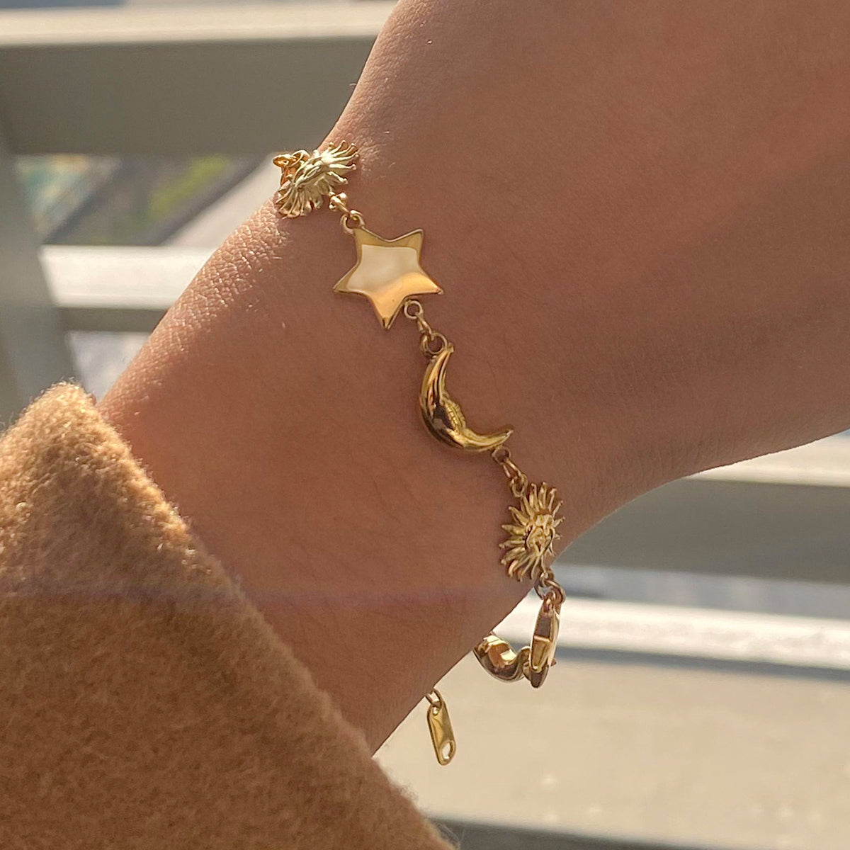 Celina – Bracelet Pendentifs Étoile, Lune et Soleil Doré