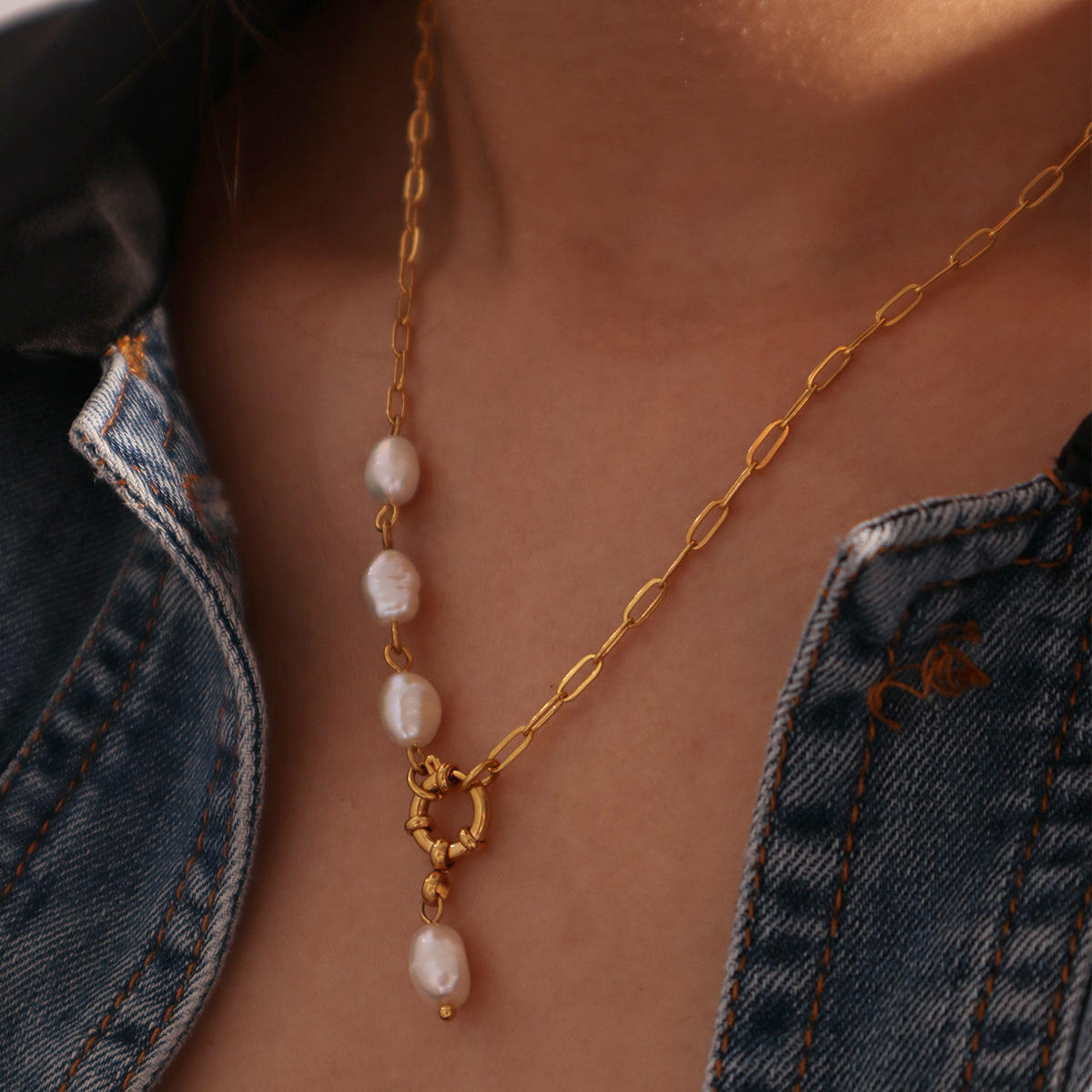 Amelia – Pendentif Femme Style Rétro