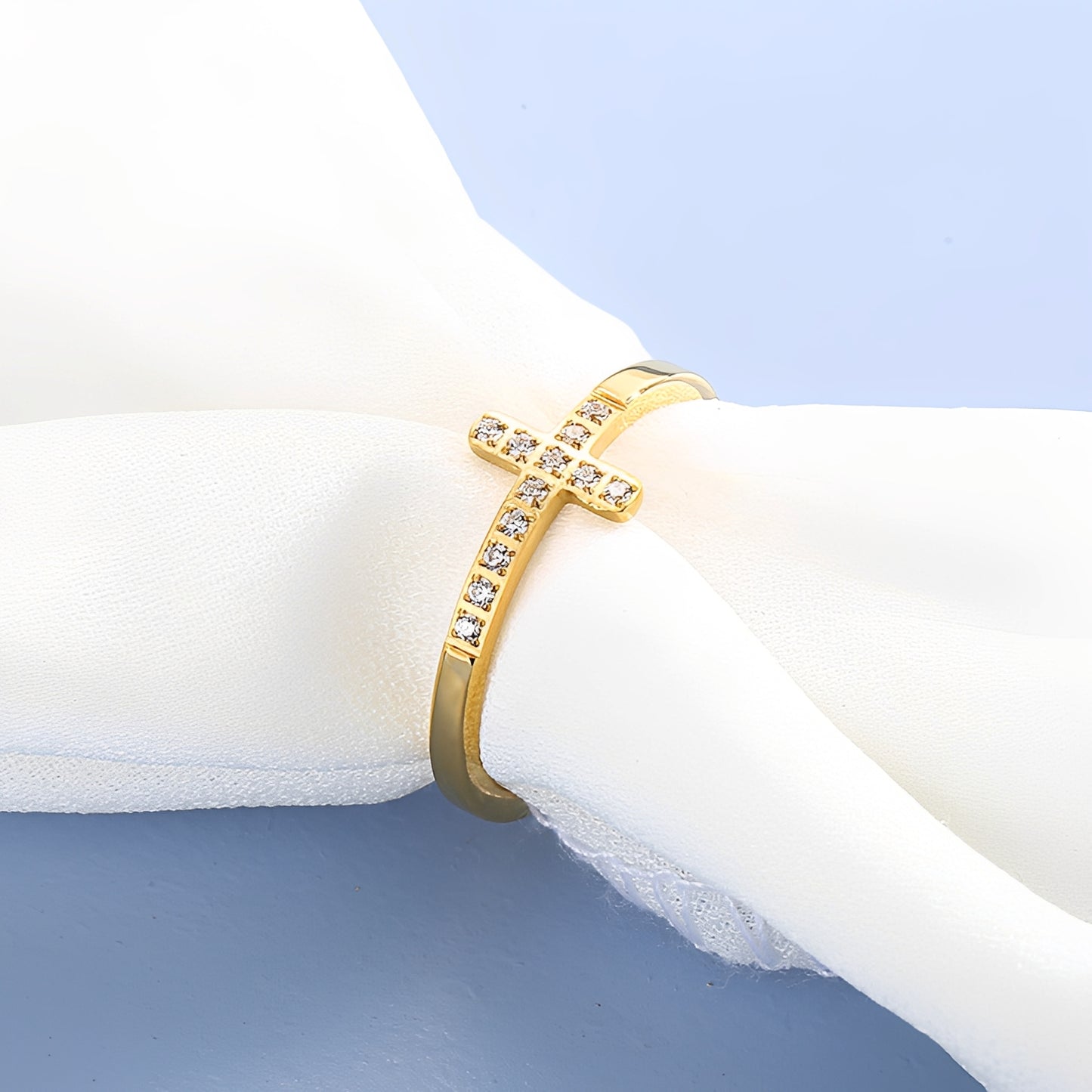 Juliette – Bague Croix Dorée à Pierres Lumineuses