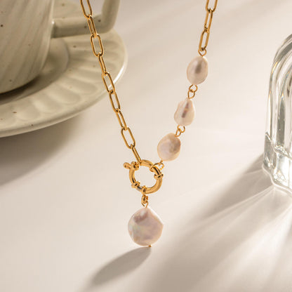 Amelia – Pendentif Femme Style Rétro