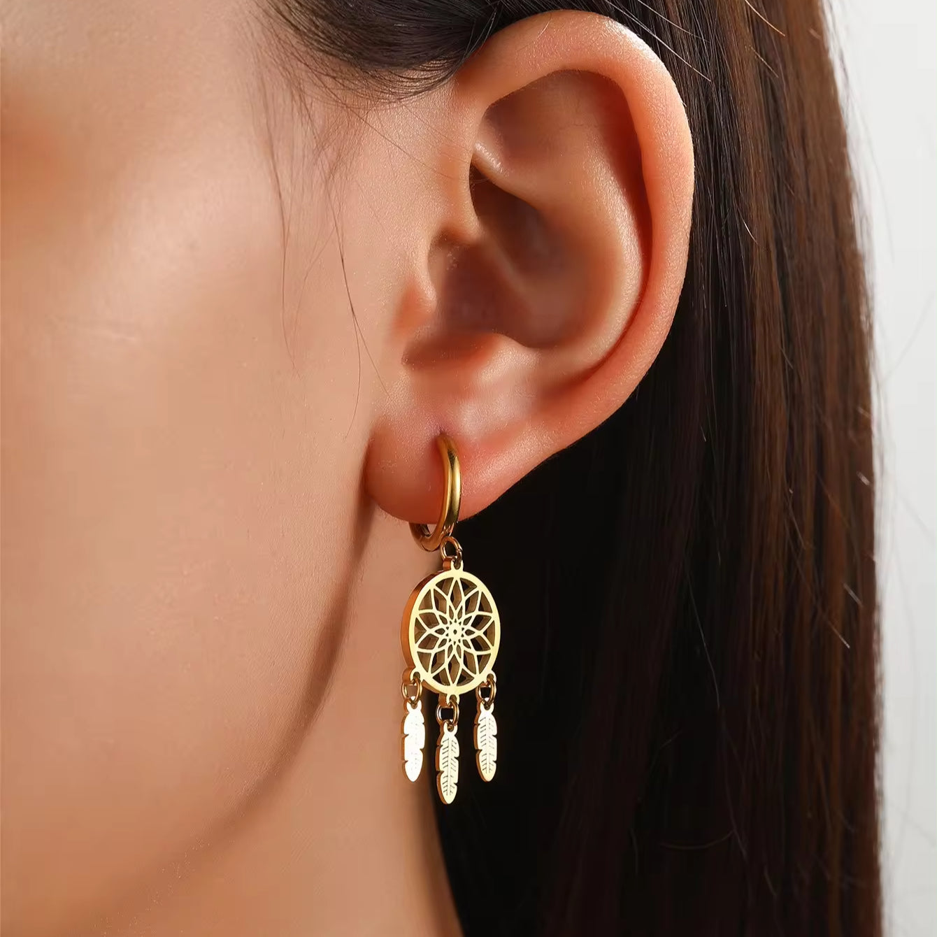 Carla – Boucles d’Oreilles Dorées à Pendentif Attrape-Rêves