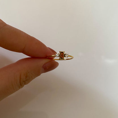 Lisa – Bague Dorée Délicate à Trois Pierres Rouges