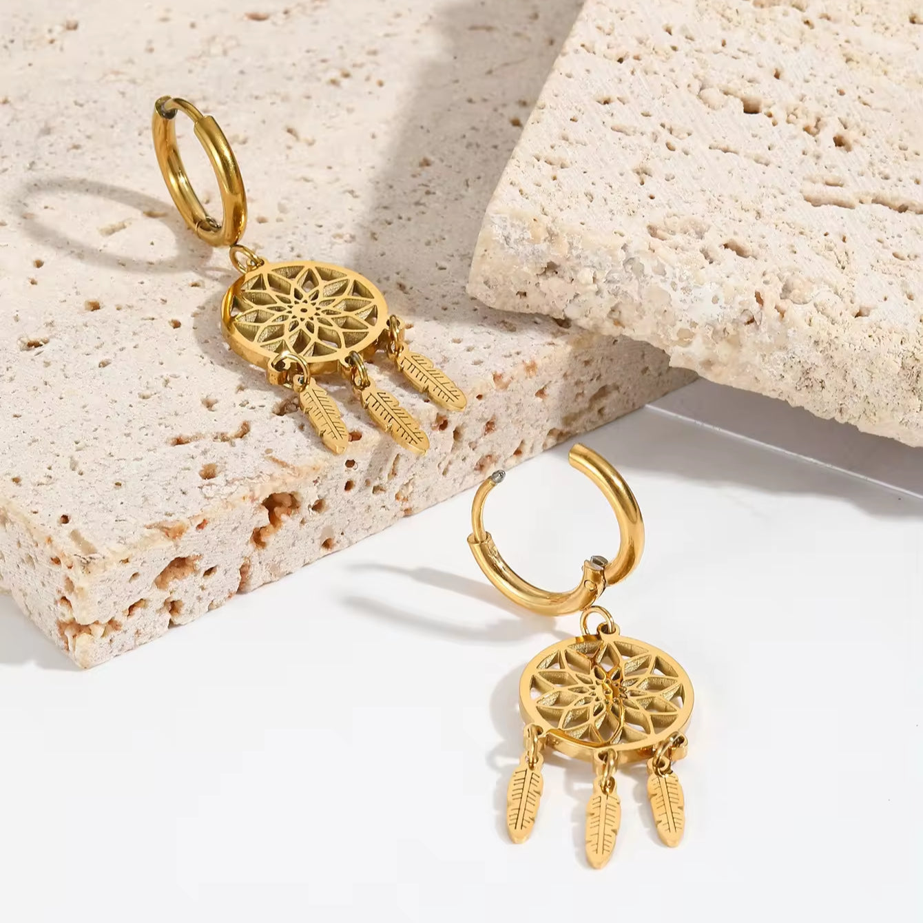 Carla – Boucles d’Oreilles Dorées à Pendentif Attrape-Rêves