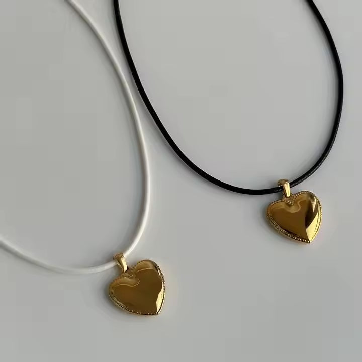 Kris – Collier en cuir avec pendentif Love embossé
