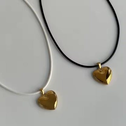 Kris – Collier en cuir avec pendentif Love embossé