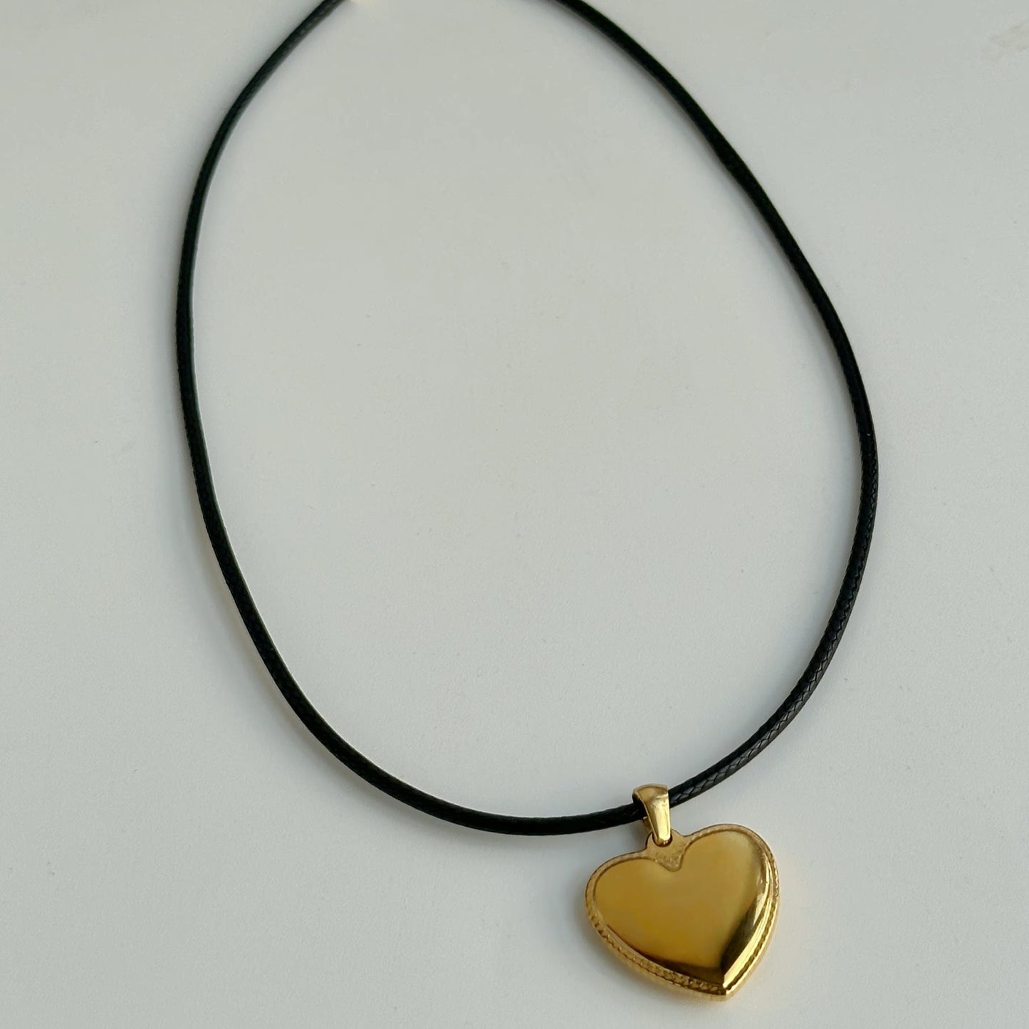 Kris – Collier en cuir avec pendentif Love embossé