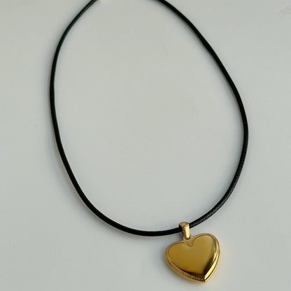 Kris – Collier en cuir avec pendentif Love embossé