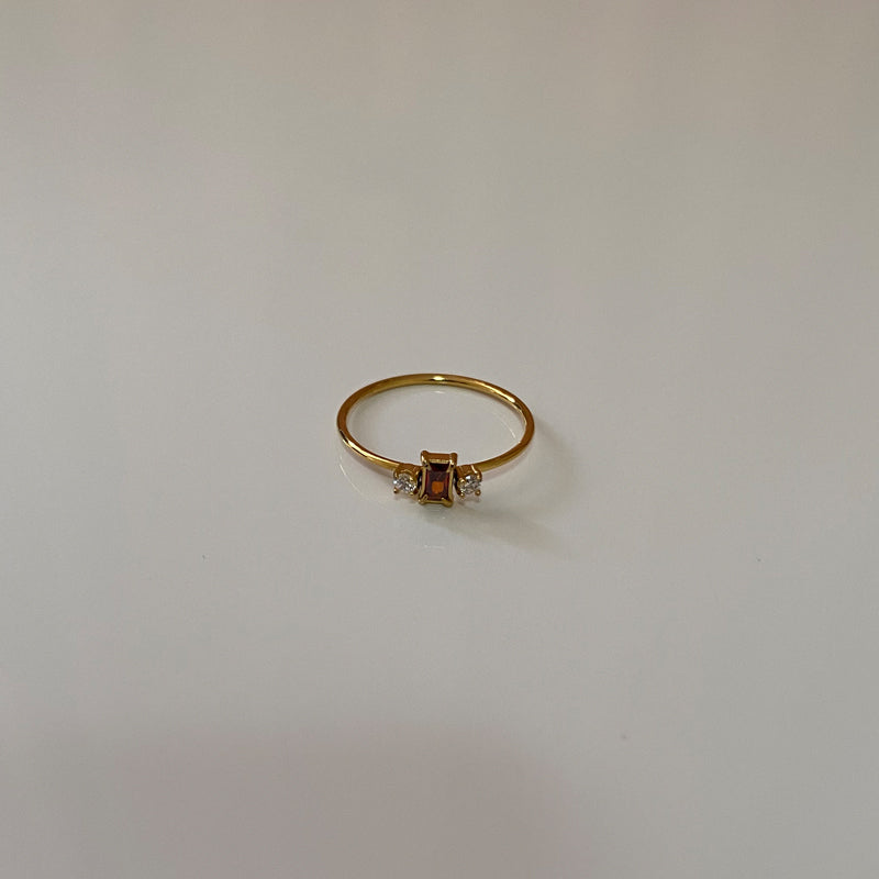 Lisa – Bague Dorée Délicate à Trois Pierres Rouges