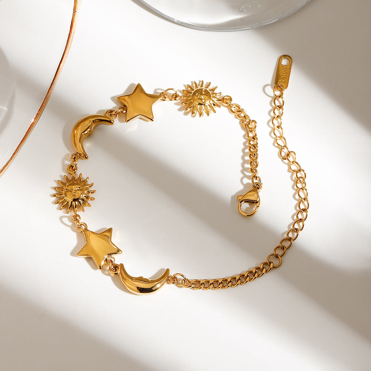 Celina – Bracelet Pendentifs Étoile, Lune et Soleil Doré