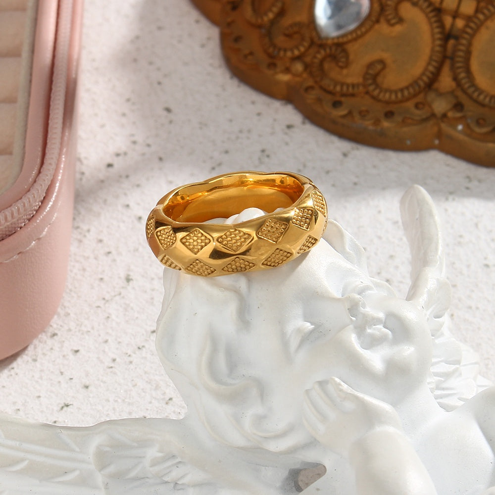 Alba – Bague Rétro Dorée à Motif Treillis
