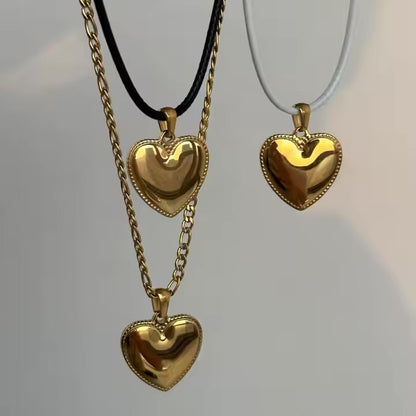 Kris – Collier en cuir avec pendentif Love embossé