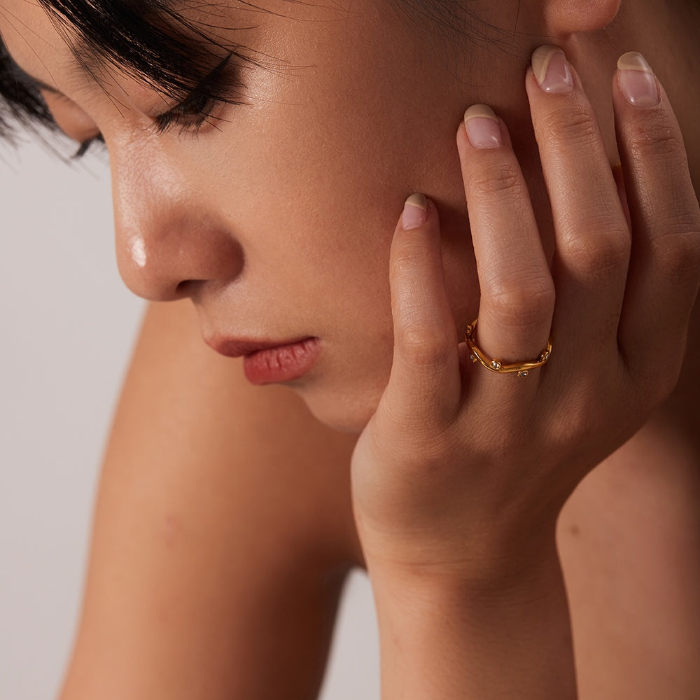 Willow – Bague Feuille Dorée à Zirconia Ajustable