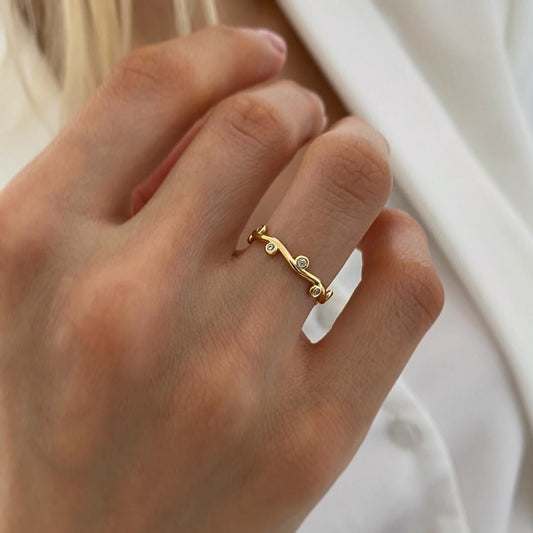Willow – Bague Feuille Dorée à Zirconia Ajustable