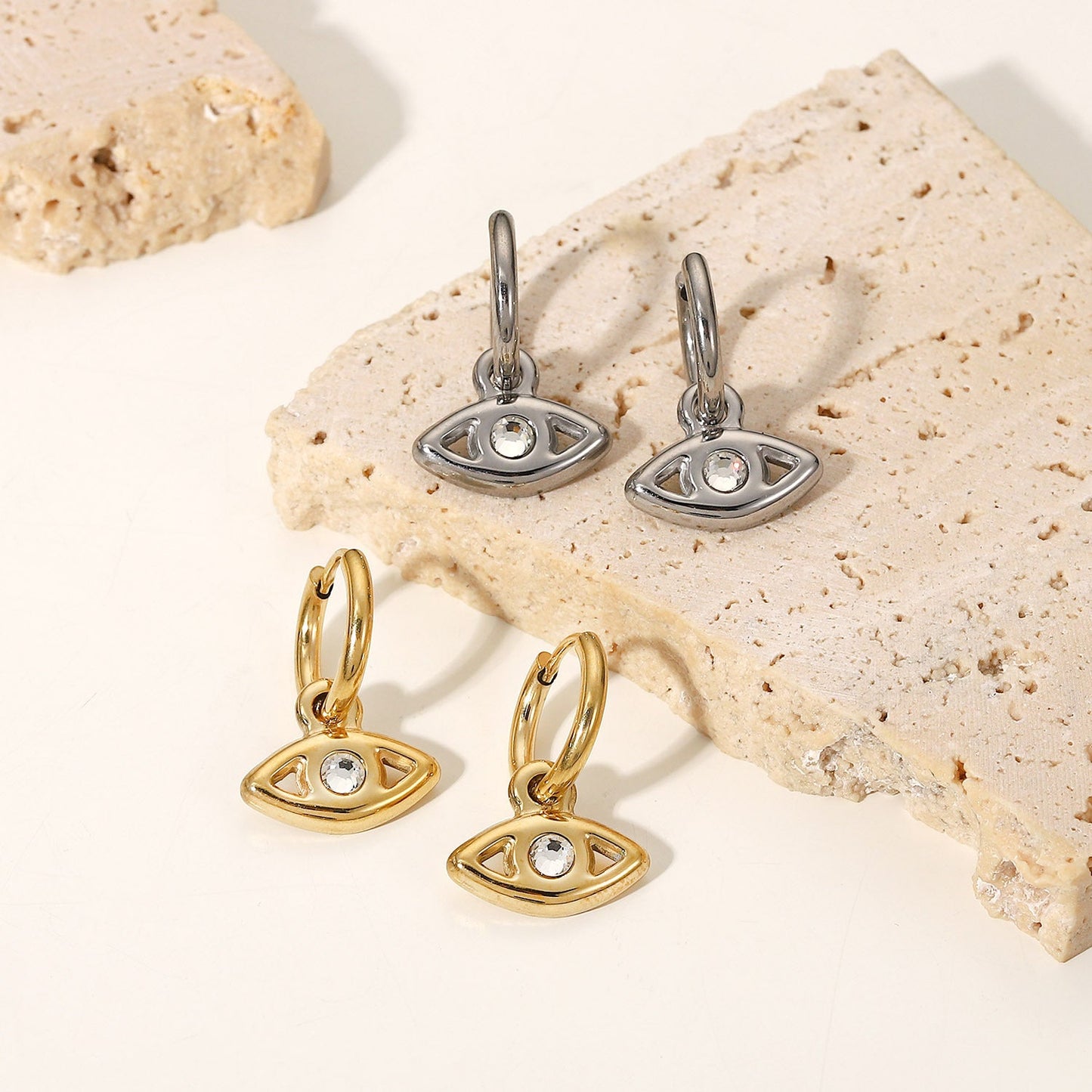 Mila – Créoles Huggie avec Œil Protecteur