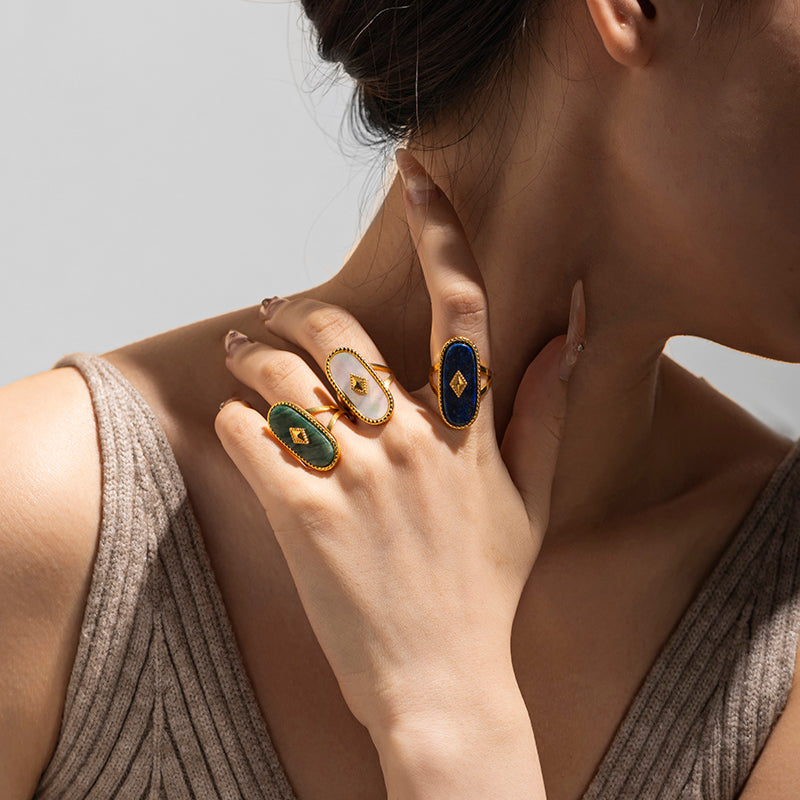 Rhea – Bague Rétro Dorée à Pierre Naturelle