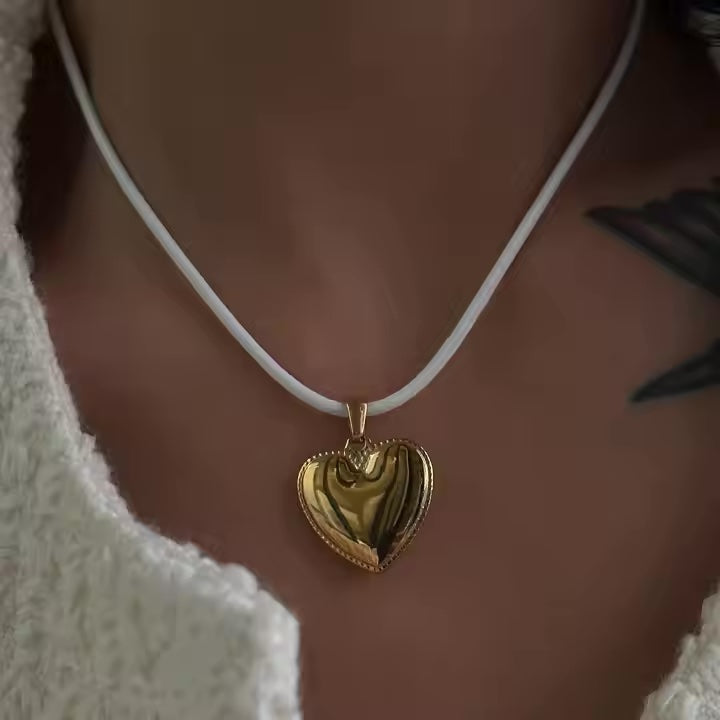 Kris – Collier en cuir avec pendentif Love embossé