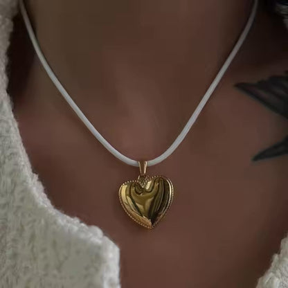 Kris – Collier en cuir avec pendentif Love embossé