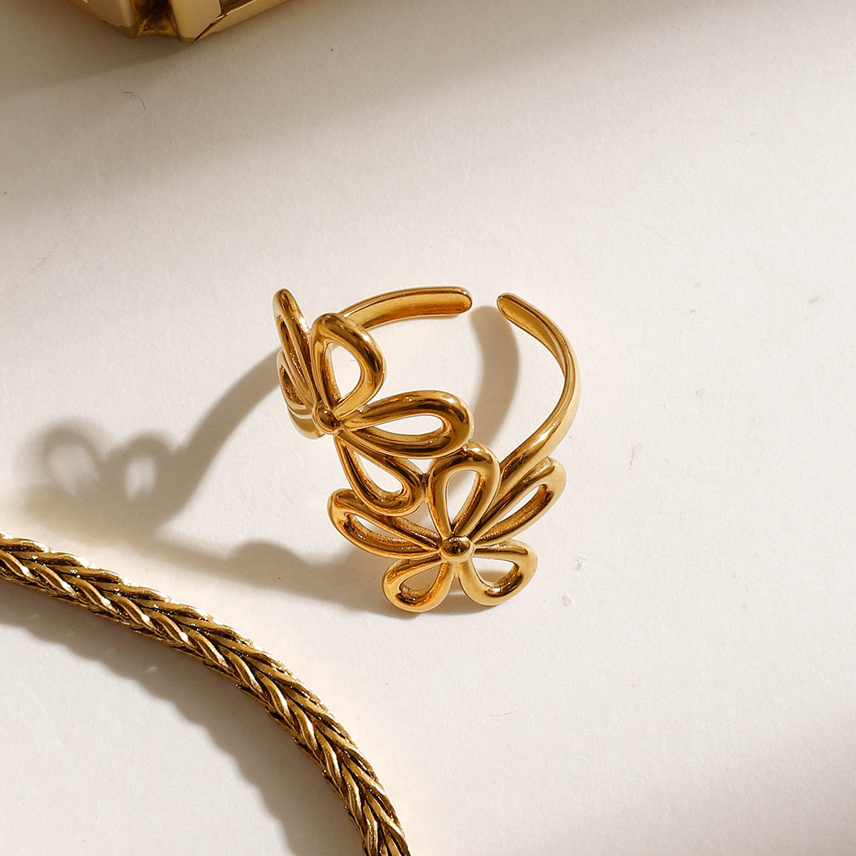 Fiora – Bague Dorée à Fleur Cinq Pétales