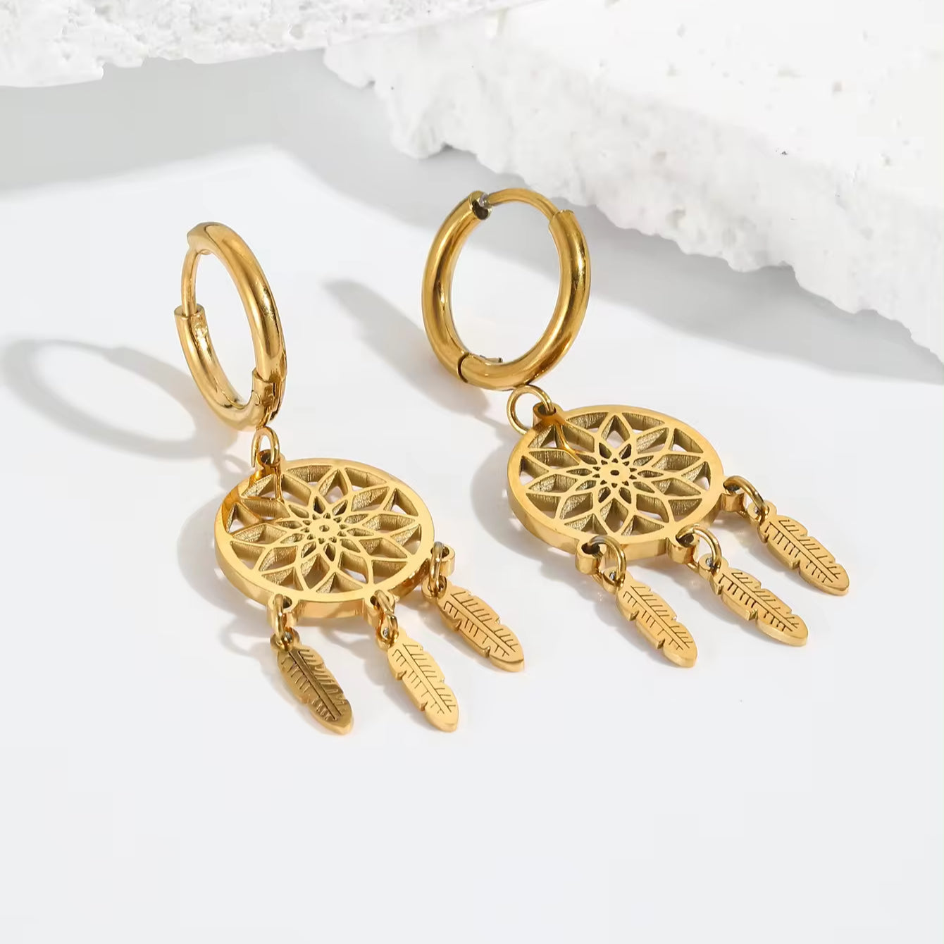 Carla – Boucles d’Oreilles Dorées à Pendentif Attrape-Rêves