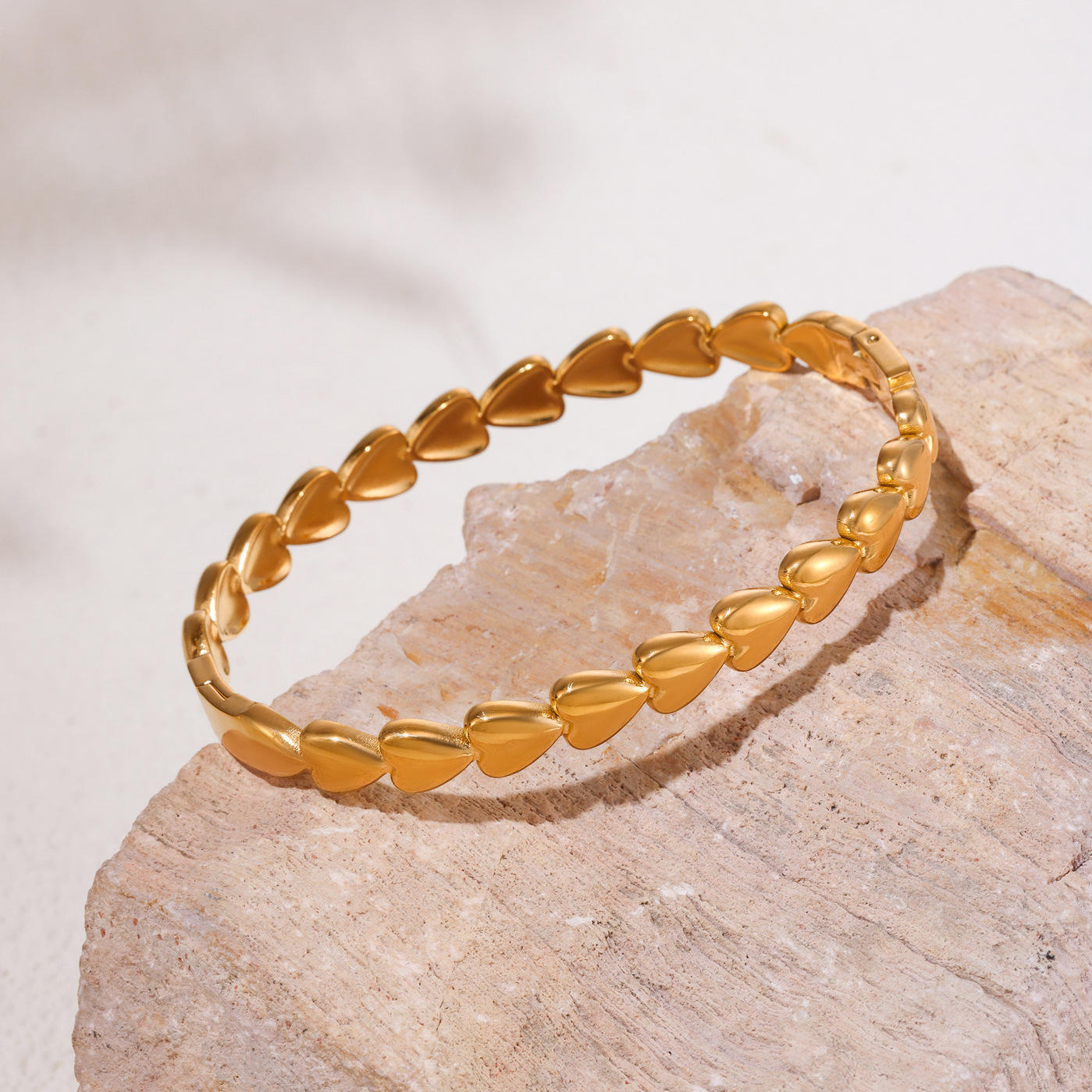 Amoria – Bracelet cœur plaqué or en acier inoxydable