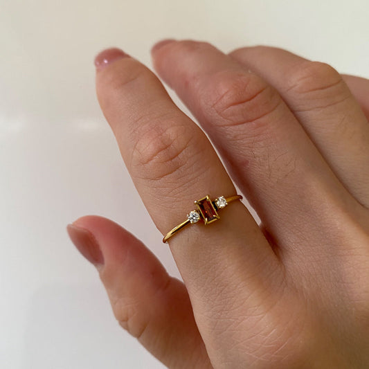 Lisa – Bague Dorée Délicate à Trois Pierres Rouges