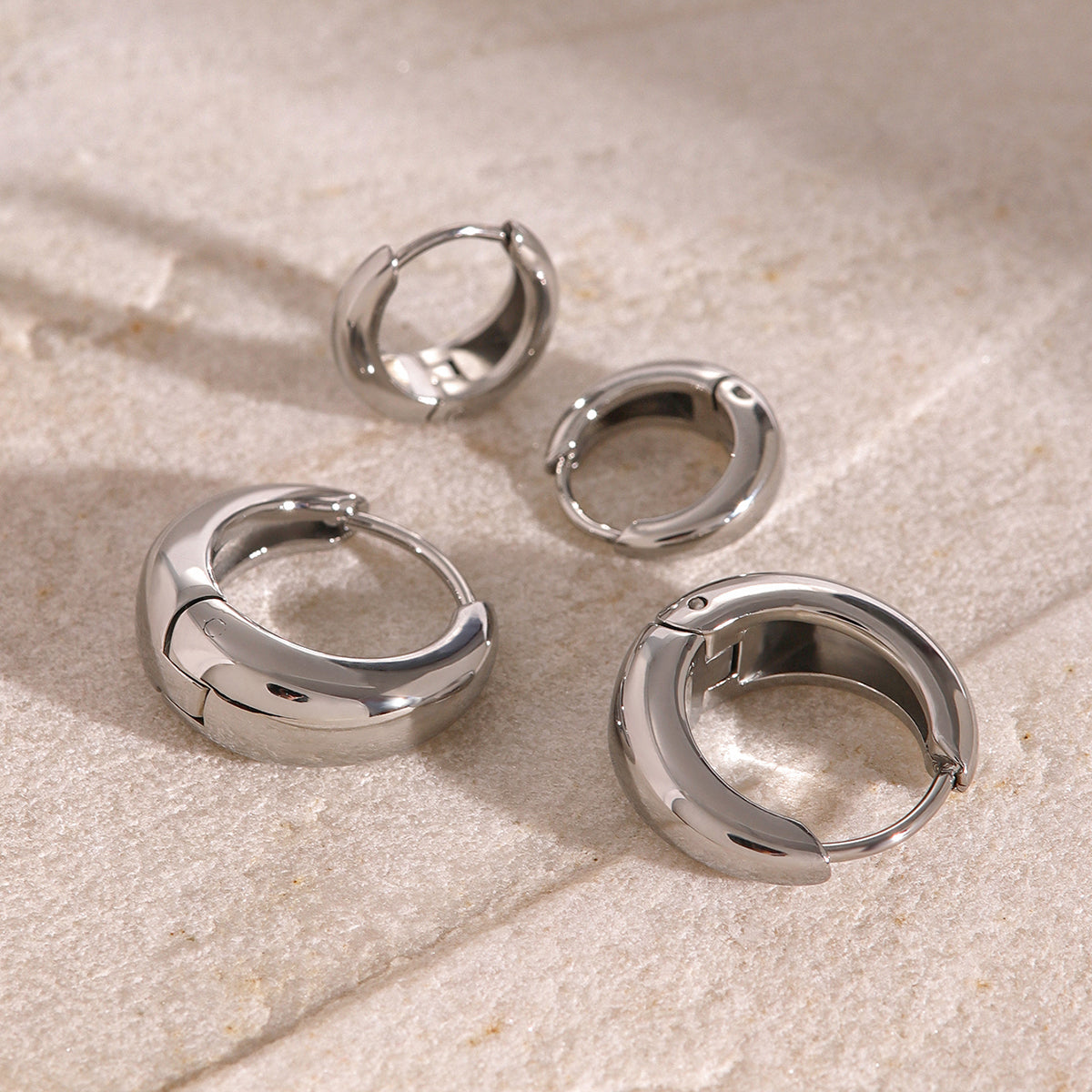 Iris – Créoles Huggie Géométriques Dorées