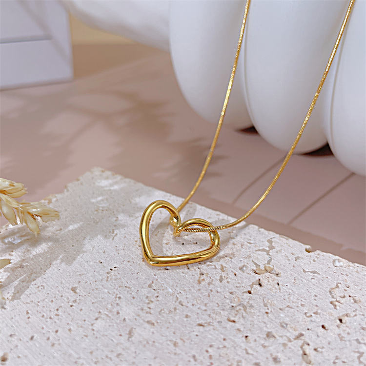 Elisha – Collier Cœur Creux en Acier Titane