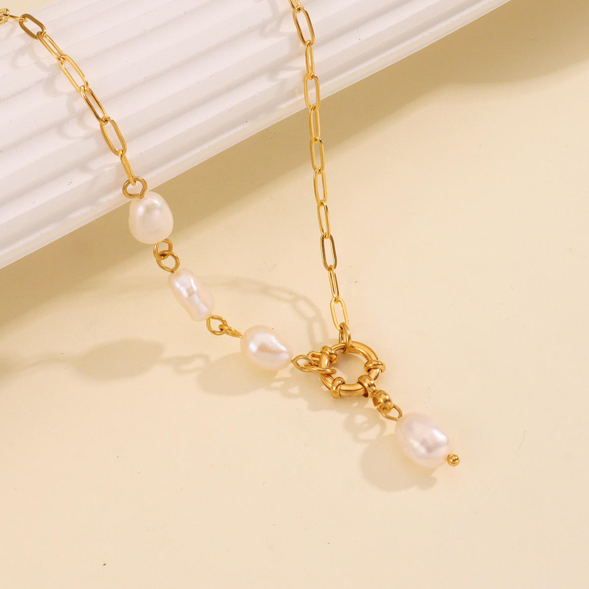 Amelia – Pendentif Femme Style Rétro