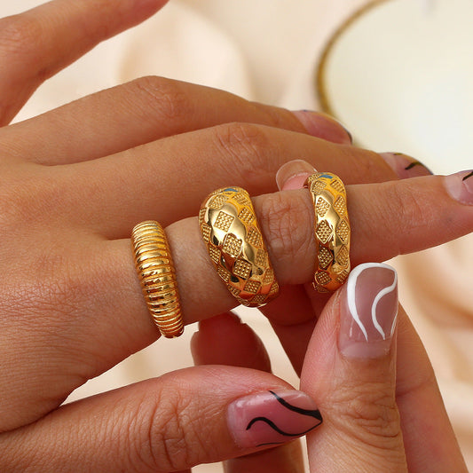 Alba – Bague Rétro Dorée à Motif Treillis