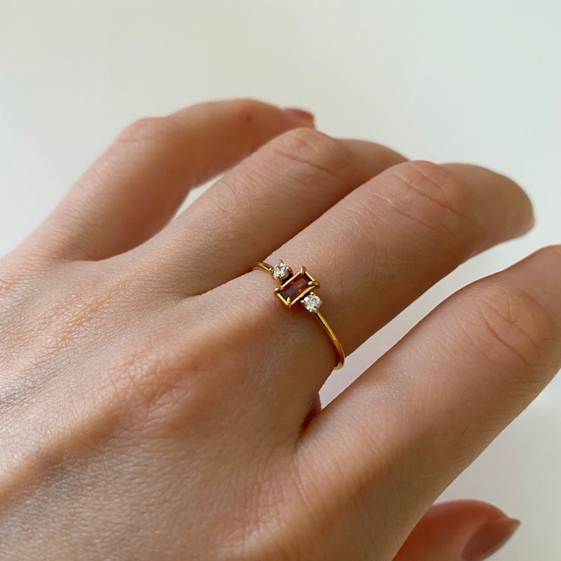 Lisa – Bague Dorée Délicate à Trois Pierres Rouges