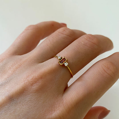 Lisa – Bague Dorée Délicate à Trois Pierres Rouges