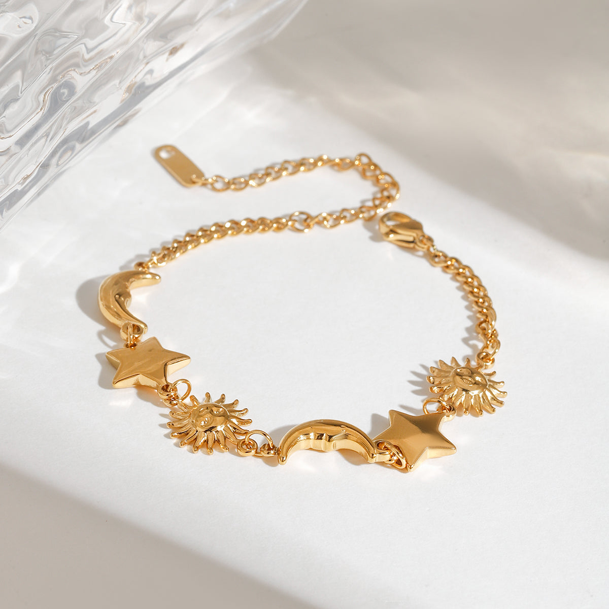 Celina – Bracelet Pendentifs Étoile, Lune et Soleil Doré